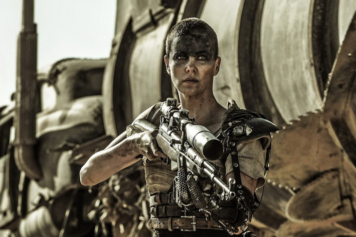 Furiosa trong Mad Max: Fury Road: Furiosa là nữ hùng ấn tượng bậc nhất trên màn ảnh rộng trong vài năm trở lại đây. Mặc cho tên phim là Mad Max, Furiosa mới là cái tên tỏa sáng hơn cả ở siêu phẩm hành động giành 6 tượng vàng Oscar. Đây là một nữ chiến binh tinh nhuệ, một bậc thầy sống sót tại những vùng đất chết, một tay lái cừ khôi với bộ óc cực kỳ nhạy bén. Từng là lính đánh thuê hàng đầu của tên bạo chúa Immortan Joe, cô quyết định giải cứu những người vợ nô lệ của hắn, và dẫn dắt một toán quân đứng lên giành lại tự do cho quê hương mình.