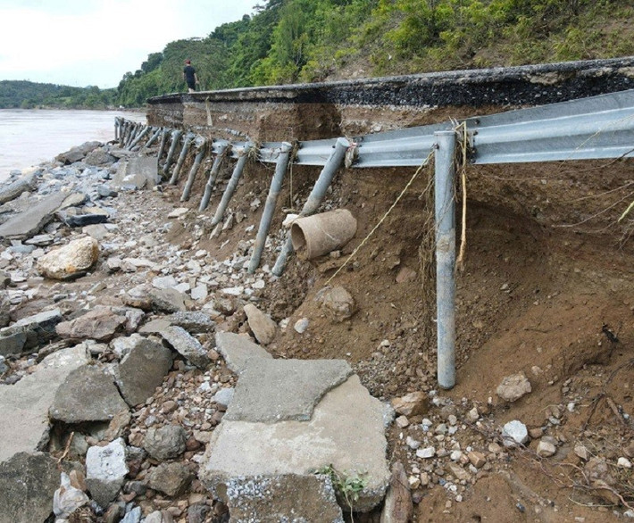 Mưa lũ những ngày qua đã khiến tuyến quốc lộ 7 có hàng chục điểm bị hư hỏng nặng, đặc biệt là tình trạng sạt lở ta luy âm ăn sâu vào nền đường khiến nhiều đoạn gần như bị đứt.