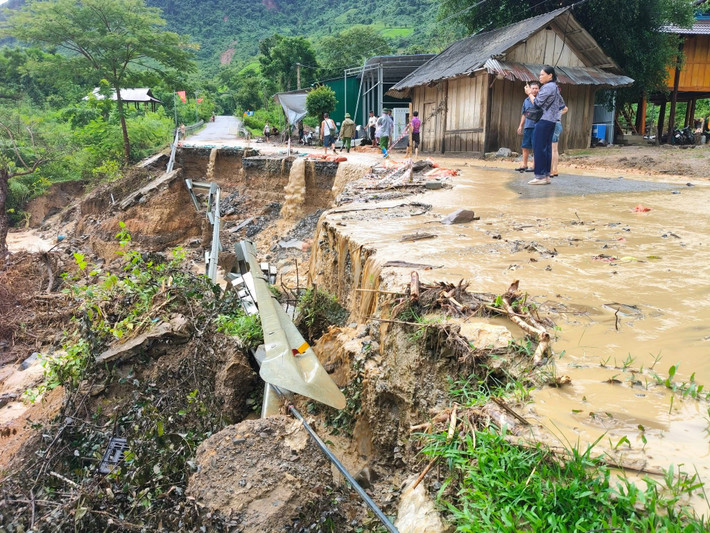 Phần đường Quốc lộ 16 bị sạt lở tại bản Huồi Cáng 1 đã xảy ra từ ngày 23/7 do mưa lớn, nước chảy từ khe Huồi Nhỏ về kéo theo đất đá đã làm tắc cống thoát nước và tràn lên mặt đường gây sạt lở ngày một nghiêm trọng.