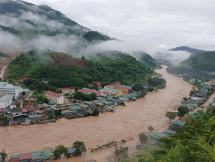 Sáng 23/7, mưa đã ngớt nhưng nhiều bản làng vùng cao Nghệ An vẫn ngập trong nước, giao thông chia cắt, một số nơi bị cô lập.