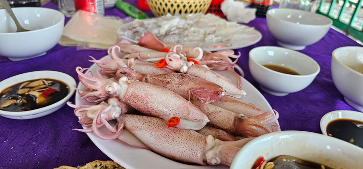 Giá bán mực nhảy giao động từ 650.000 – 800.000 đồng/kg. Một mức giá khá cao so với mực tươi thông thường nhưng món ăn đặc sản này vẫn thu hút du khách, có những ngày cuối tuần hay các dịp lễ còn không đủ mực để bán.