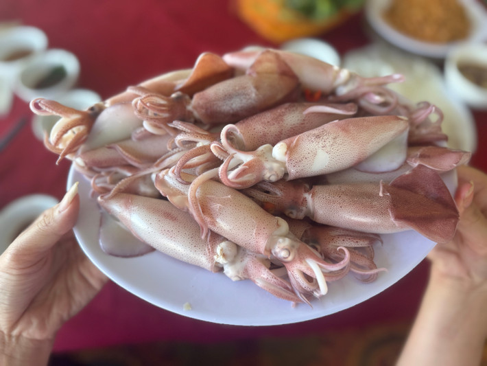 Mực hấp căng tròn đầy trứng, thơm ngon khó cưỡng.