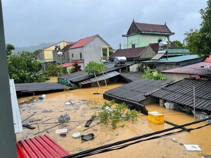 Bão số 10 Bualoi đã đi qua, nhưng mưa lớn kéo dài khiến nhiều xã ngập lụt, đường sá sạt lở, giao thông chia cắt, tác động nghiêm trọng đến đời sống người dân.