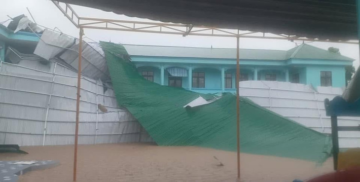 Do ảnh hưởng của bão số 5, trên đất liền Nghệ An gió lớn đã làm sập và cuốn bay nhiều mái tôn, mưa lớn gây ngập lụt nhiều tuyến phố.