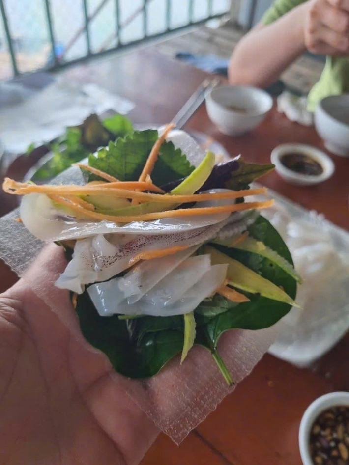 Gỏi mực được thái lát mỏng giống như sashimi của Nhật hoặc để nguyên con, mực được làm sạch, thưởng thức kèm theo là những vị gia vị đặc trưng.