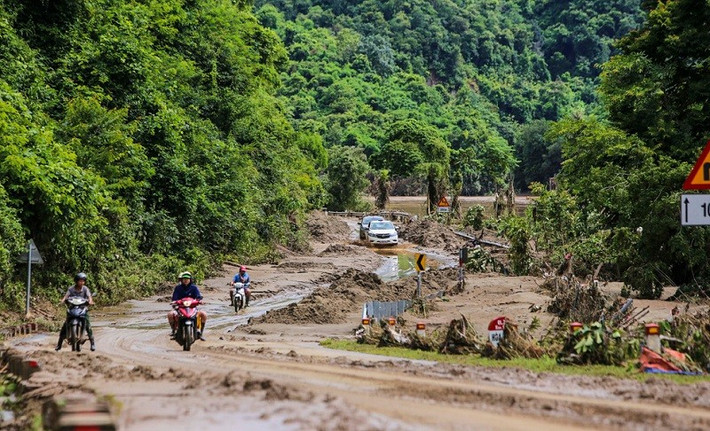 Trưa 25/7, điểm ngập lụt nằm sát ven sông Lam trên Quốc lộ 7 tại eo Vực Bồng (thôn Vĩnh Hoàn, xã Con Cuông, tỉnh Nghệ An) được thông tuyến sau nhiều ngày ngập sâu khiến giao thông trên tuyến quốc lộ huyết mạch, trọng yếu này bị tê liệt hoàn toàn.