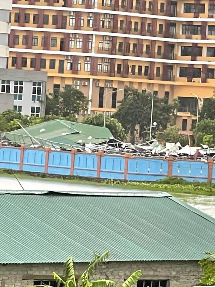 Nhà xe ở Bệnh viện Ung bướu Nghệ An bị bão số 5 phá hủy hoàn toàn.