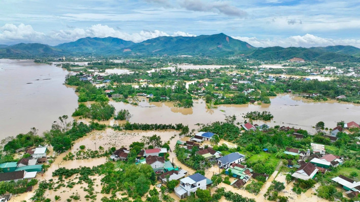 Do nước sông Hiếu dâng cao bất ngờ, hàng nghìn hộ dân phường Thái Hòa (Nghệ An) ngập sâu trong biển nước.