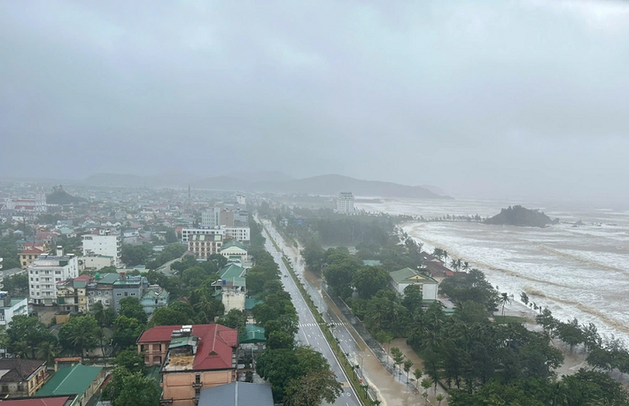 Chiều 25/8, chịu ảnh hưởng trực tiếp bởi cơn bão số 5, nhiều địa phương ở Nghệ An có mưa to, đến rất to, kèm theo gió giật mạnh.
