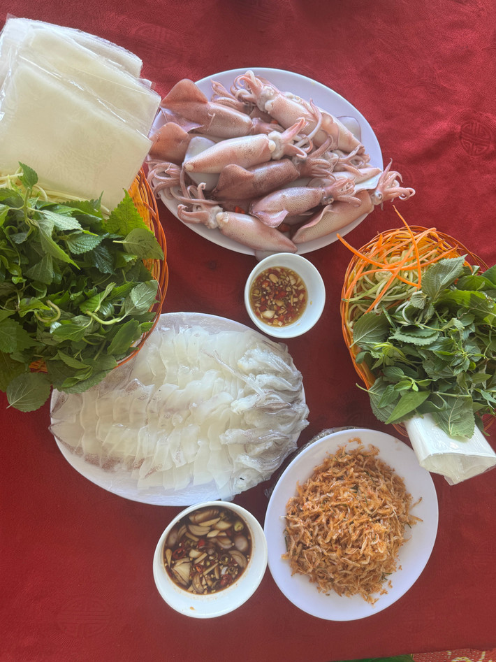 Mực nháy nơi đây được chế biến chủ yếu 2 món là hấp và làm gỏi, gia vị không thể thiếu khi ăn đặc sản này là mù tạt hoặc nước mắm gừng, kẹp lá lốt. Món này không có vị tanh, trái lại có vị ngọt, dai dai và cảm giác thơm ngon đến miếng cuối cùng.