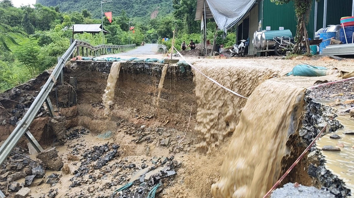 Phần ta luy âm tại KM 364 trên Quốc lộ 16 bị sạt lở dài hàng chục mét, ăn sâu hơn nửa vào phần tim đường.