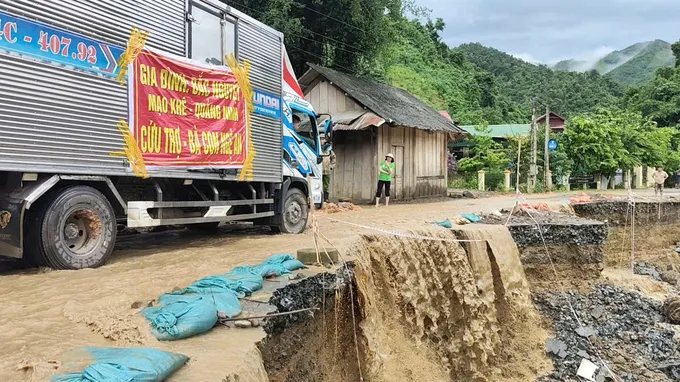Các đoàn cứu trợ và khắc phục hậu quả của mưa lũ di chuyển khó khăn.