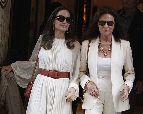 Angelina Jolie 'đốt mắt' người trên phố với thời trang váy xếp nếp 'thả rông' vòng một