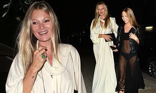 Con gái 18 tuổi của Kate Moss mặc lộ nội y hớ hênh phản cảm