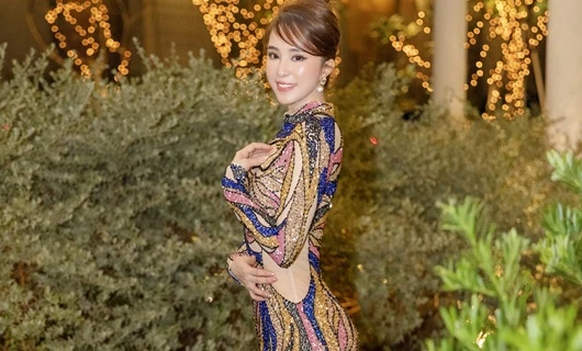 Quỳnh Nga táo bạo khoe đường cong với chiếc váy gây "nhức mắt"