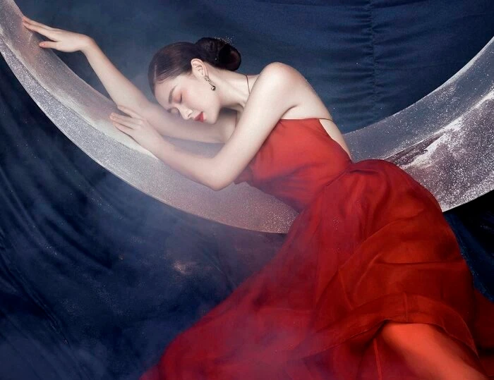 Á hậu Tường San hóa Hằng Nga đẹp ma mị trong trang phục Trung thu