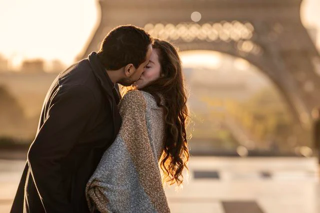 Nụ hôn giúp làm sạch răng miệng thế nào?