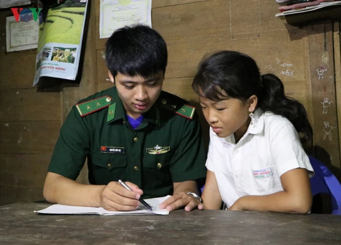 Ảnh: Những người thầy lặng thầm “ươm chữ” non cao biên giới