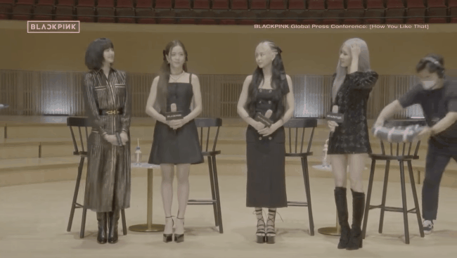 Khán giả cũng cho rằng nếu như Ban tổ chức các chương trình ở Việt Nam chưa có thói quen chuẩn bị trước chăn cho nghệ sĩ thì các cô gái nên chủ động mang theo chăn mỏng khi mặc váy ngắn.