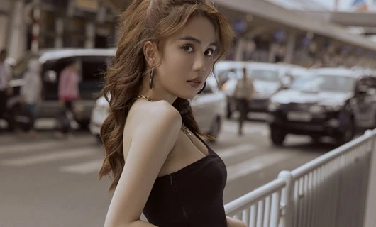 Thời trang sân bay cắt xẻ lắt léo, Ngọc Trinh khoe eo thon ngực đầy