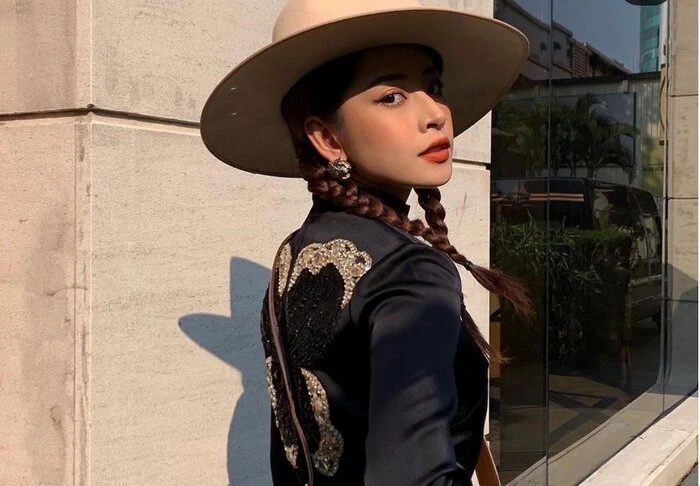 Chi Pu sành điệu với boots đỏ, hóa thành nữ cao bồi xinh đẹp nóng bỏng