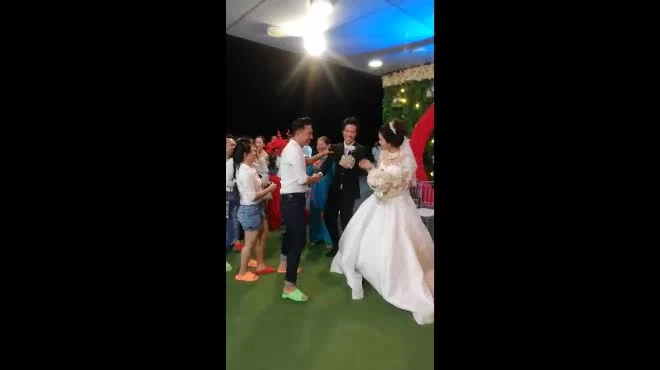 Video: Đi đám cưới phải lập team “chất như nước cất” thế này