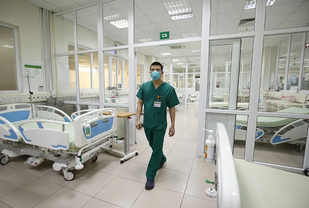 Bên trong bệnh viện đón 120 người nhiễm COVID -19 về từ Guinea Xích Đạo