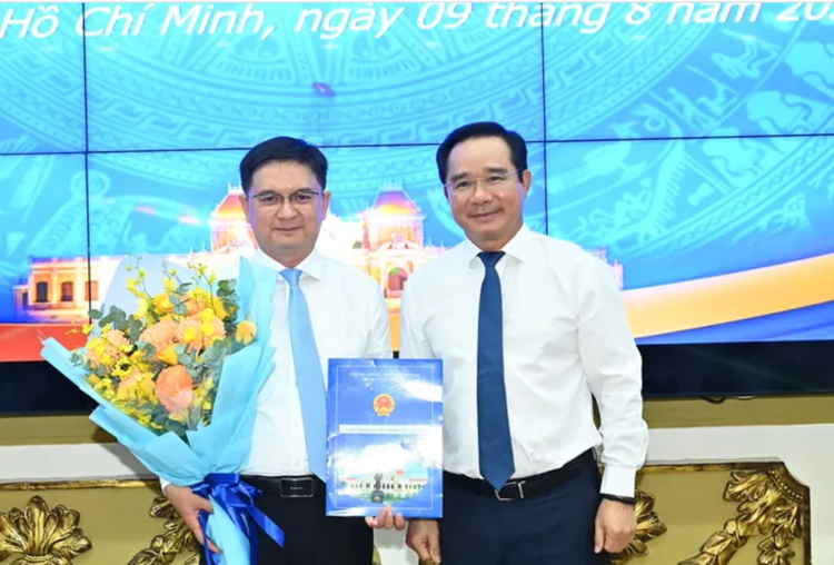 Chủ tịch UBND TPHCM Nguyễn Văn Được trao quyết định, và chúc mừng ông Nguyễn Mạnh Cường, tân Phó Chủ tịch UBND TPHCM. screen-shot-2025-08-09-at-104850.png