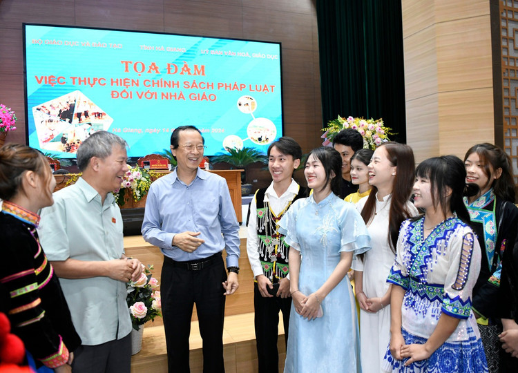 Công chức phụ trách ngành giáo dục không có chuyên môn sẽ khó khăn trong tham mưu, chỉ đạo các trường học (Ảnh minh họa) Công chức phụ trách ngành giáo dục không có chuyên môn sẽ khó khăn trong tham mưu, chỉ đạo các trường học (Ảnh minh họa)