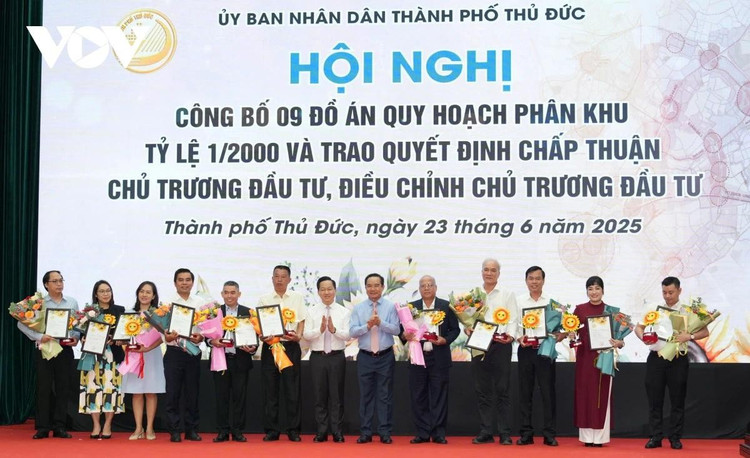 UBND TP Thủ Đức trao quyết định chấp thuận chủ trương đầu tư UBND TP Thủ Đức trao quyết định chấp thuận chủ trương đầu tư