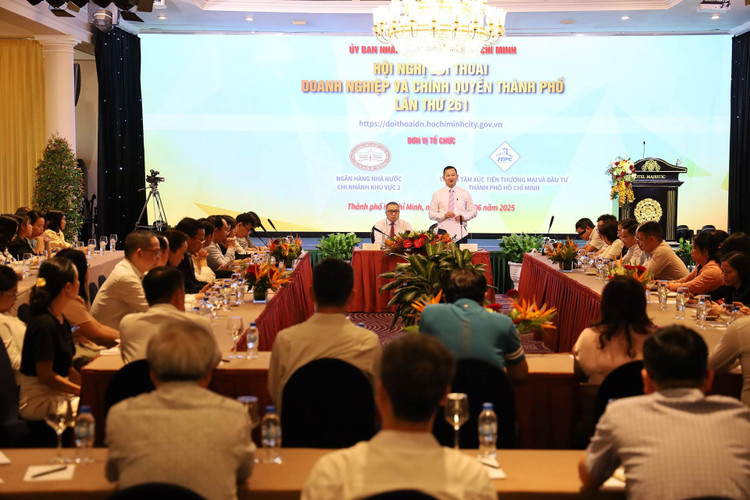 Tại hội nghị “Đối thoại Doanh nghiệp - Chính quyền thành phố” ngày 27/6, doanh nghiệp chia sẻ về những vướng mắc, khó khăn trong quá trình làm việc với cơ quan nhà nước. can-bo-2-94498-96276.jpg