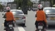 TP HCM xác minh vụ người phụ nữ mặc áo cam rải bột “lạ” trên đường