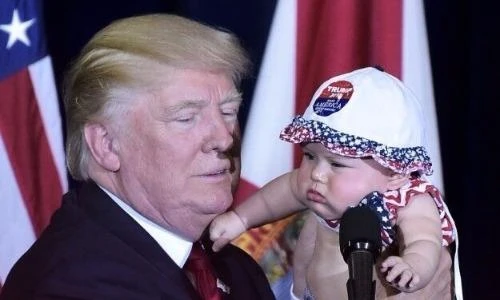 Khoảnh khắc cưng nựng trẻ con của ông Donald Trump 