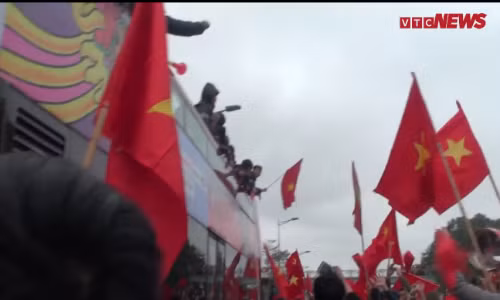 Video: U23 cuồng nhiệt vẫy cờ, người dân hò hét chạy theo xe buýt diễu hành