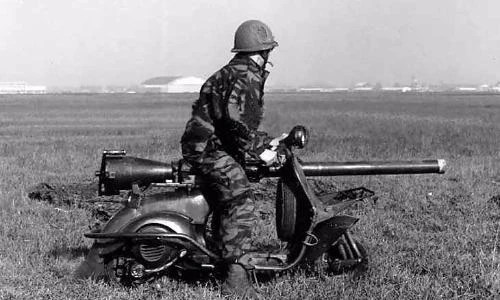 Cười lăn lộn với chiếc xe máy gắn súng Bazooka của Pháp
