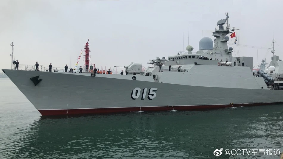 Chiêm ngưỡng dàn chiếm hạm 12 nước kéo về Thanh Đảo