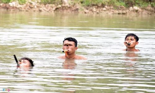 Mãn nhãn tuyệt kỹ lặn của chiến sĩ đặc công Việt Nam