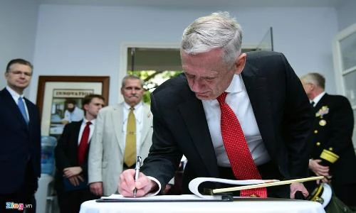 Những hình ảnh đầu tiên của Bộ trưởng Quốc phòng Mỹ tại Việt Nam