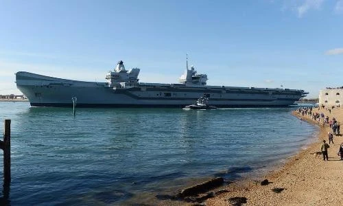 Kỳ lạ tàu sân bay lớn nhất nước Anh lại sợ biển động