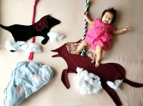 Bé cười tít mắt với trò biến hình cực đáng yêu