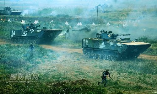 Xe thiết giáp ZBD 2000 Trung Quốc tập trận quy mô lớn