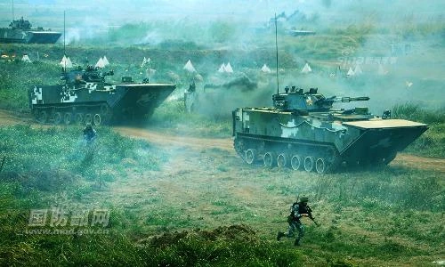 Xe thiết giáp ZBD 2000 Trung Quốc tập trận quy mô lớn