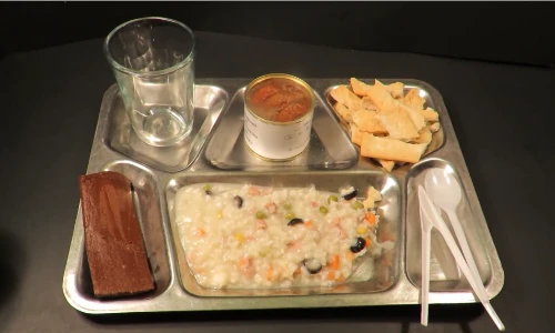 Trên tay khẩu phần ăn dã chiến của binh lính Italia