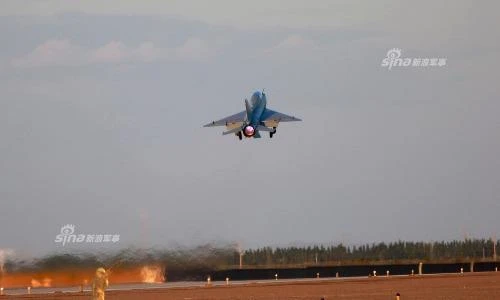 Bất ngờ: Trung Quốc mang J-7 ra bay ngập trời