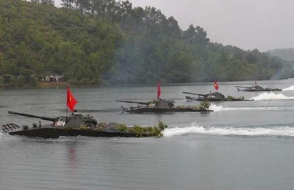 Quân đội Việt Nam uy mãnh huấn luyện vượt sông, hiệp đồng tác chiến