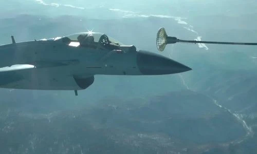 Theo dõi tiêm kích J-10B Trung Quốc đi đổ xăng trên trời