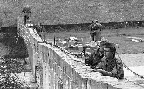 Tròn 30 năm bức tường biểu tượng của Chiến tranh Lạnh bị kéo sập