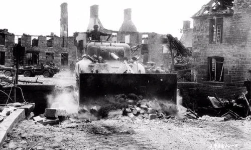 Mục kích xe tăng M4 Sherman ồ ạt tiến công Normandy