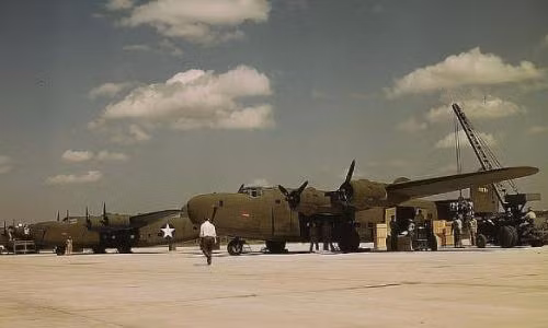 Ảnh màu phi đội chiến đấu cơ hùng mạnh của Mỹ trong CTTG 2