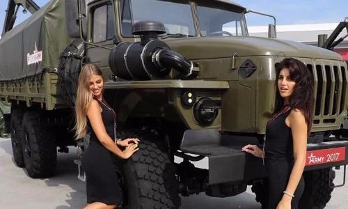 Vũ khí Nga đã nóng, nhưng dàn người mẫu còn nóng hơn